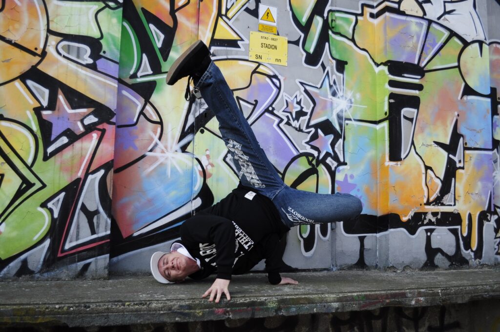 Breakdanceur devant mur de grafiti