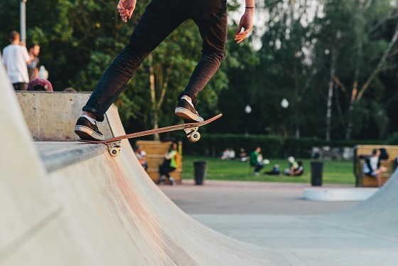 Photo Adobe Stock : skateur en équilibre sur une rampe.