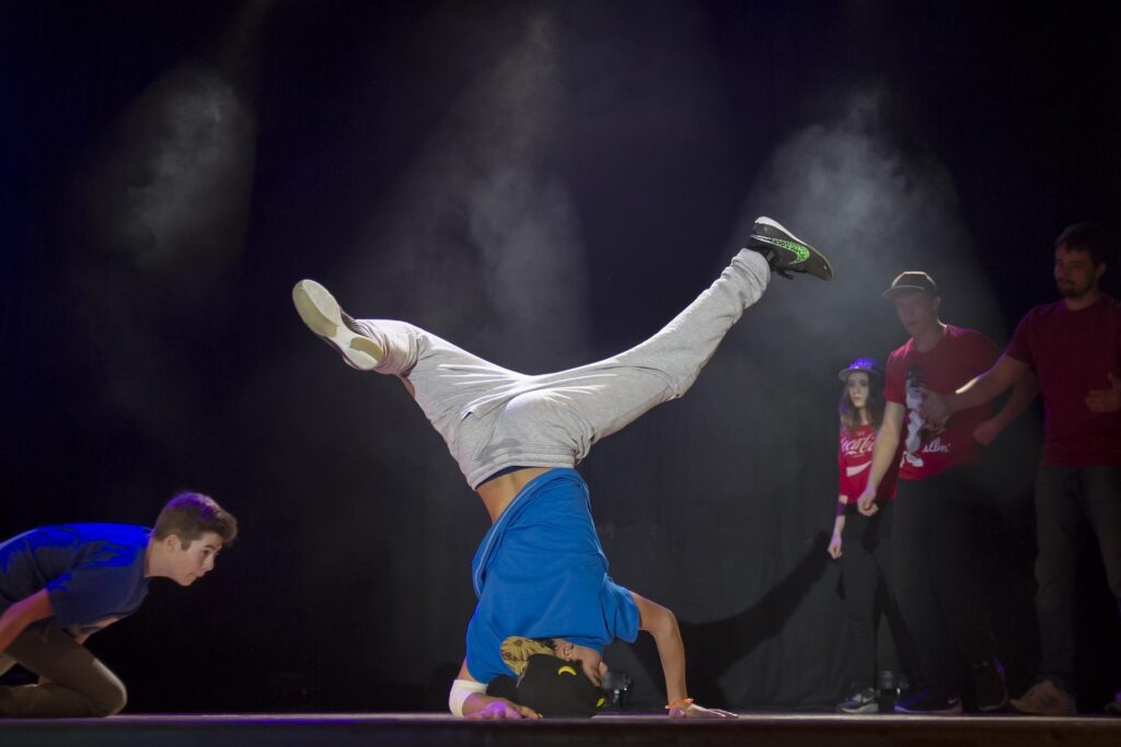 jeune homme danse le hip-hop