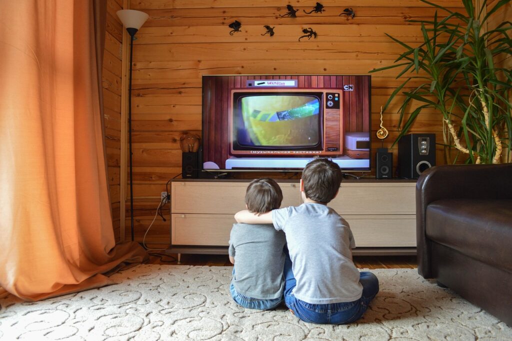 image d'enfants devant la télévision