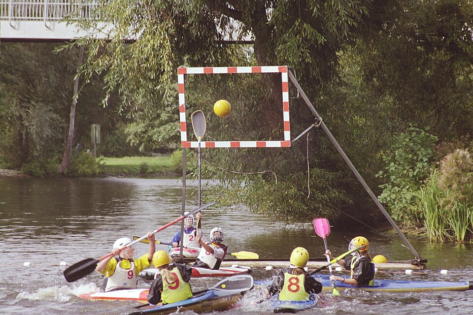 kayak polo (illustration Wikipedia Commons)