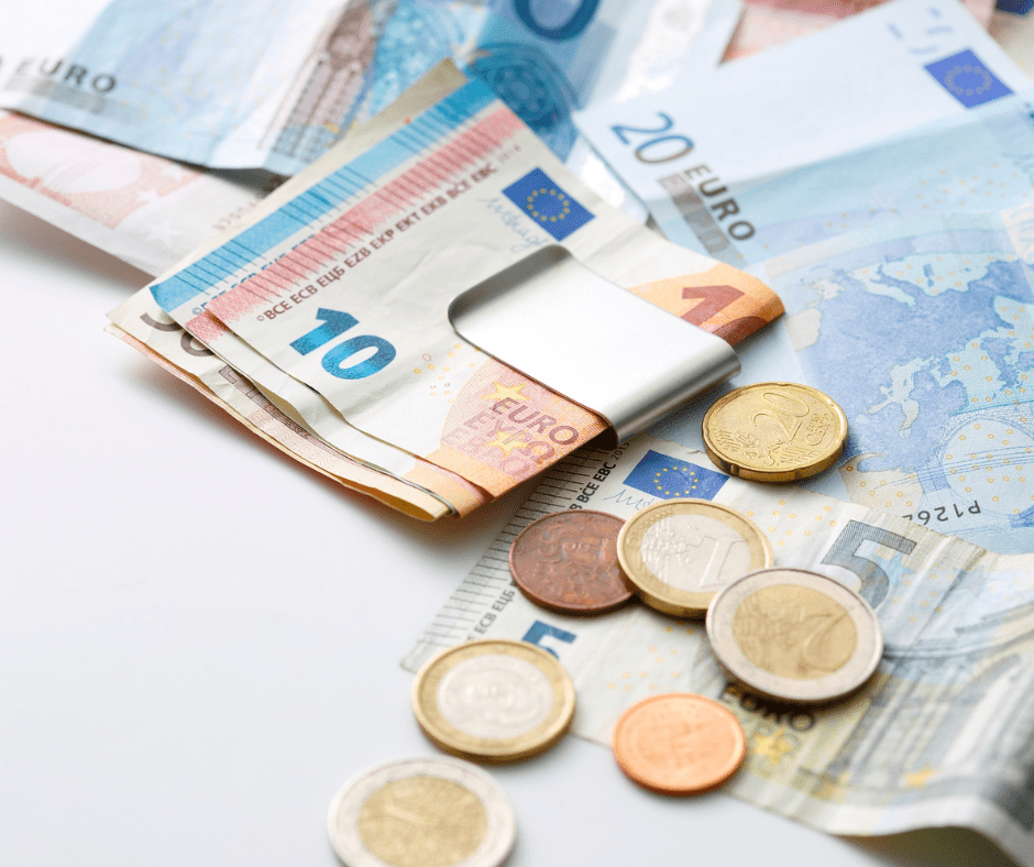 image illustration Canva : billets et pièces en euros